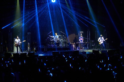 ＣＮＢＬＵＥ、シドニー公演の観客が韓国語で“大合唱”