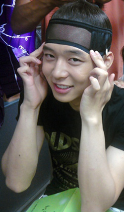 ユチョン、女性よりきれいなまつげの秘密は？