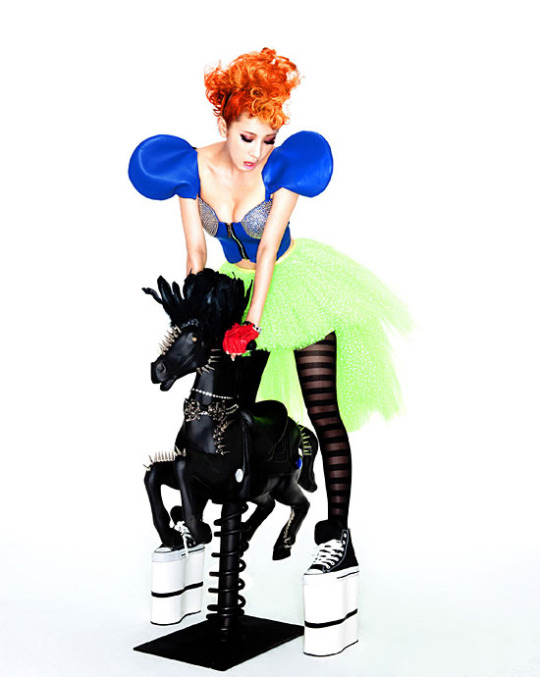 ソ・イニョン、３０センチ厚底靴の破格ジャケット公開