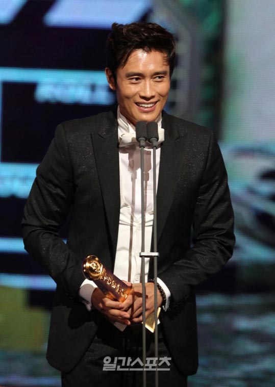 【百想芸術大賞】イ・ビョンホン、映画部門大賞を受賞
