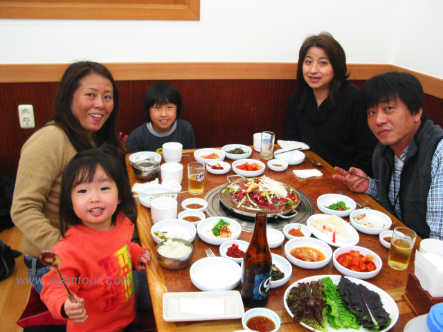 朝、寒かったけど何とかお子様も楽しく！雪も見れたし、骨董品のお茶碗でお茶飲んでますか?うまいでしょう！？２百年前の年代物ですから大事に。