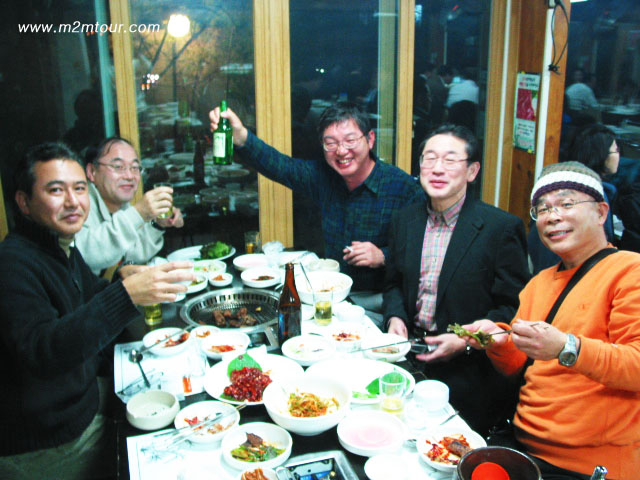 『豚肉屋』、そんなに騒がないで、横のお客様にめいわくでしょう！笑！＾＠　でも、楽しいのが一番、お陰さまで私も楽しかったですよ。マジで＾!＾＠