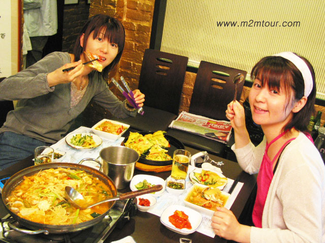 カニあり、チヂミあり、海鮮鍋に具がいっぱいでびっくりしたのかな？食べ残しはいけません。でも、大丈夫ですよ。もち帰りしました。朝ご飯はしっかりと取って下さいね。