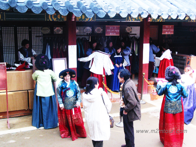 チャングムのテーマパークの中にチマチョゴリを着せて貰う場所がありますのでぜひ着てみて思い出の写真をたくさん撮って下さいね。一人当たり5,000ウォンです。