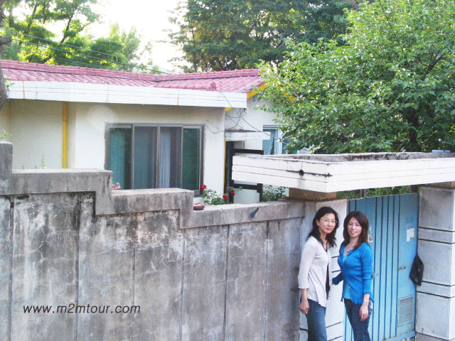 私の名前はキムサンスンの家ですが急な坂で怖くて、、、でも、思わずところで『宮』女優さんにバッタリ＾!＾＠＠私も興奮しました。やっぱり普段の行いがよいからですね。