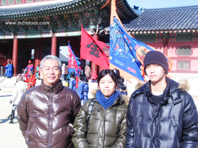 『景福宮の交代式』にて。あら～家族旅行なのに！全員、集まってないですね。寒かったし！＾＠風引いてしまい、、元気になりましたでしょうか?　何の連絡もないんで、、泣！＾＠