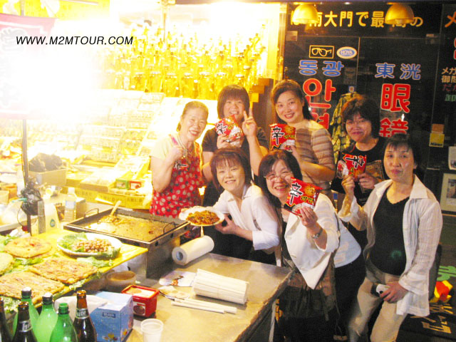 楽～～しみにしてた屋台で一杯飲みました。屋台のおばあさんと辛ラーメンもって、写真。楽しいのが一番、仲間と一緒ならなおさらですが朝方までお疲れ～お疲れでした。＠＾！＾＠