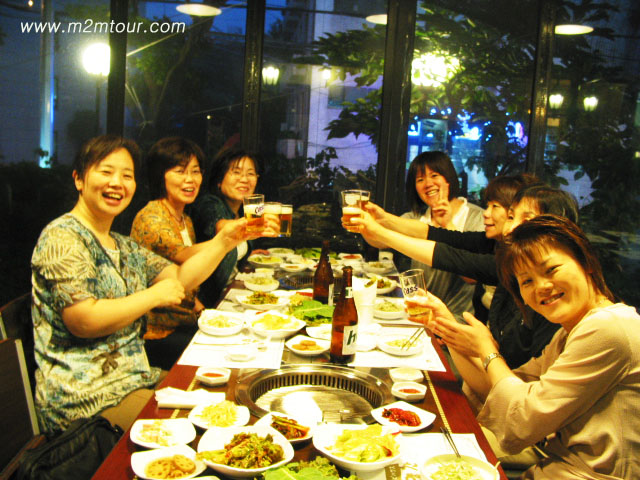 乾杯～～これから遊ぶぞ＿！＿　せっかくの韓国旅行ですから何も気にせずに遊ばないと～～　気にする人もいたのかな～、、本当に私が気にしましたよ～～