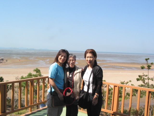 仲良しの娘さんがそばにいるので安心、安心、、お母様は今頃、東京出張中かな！何してますか？