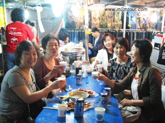 お父様、、、南大門市場の屋台で焼酎のみながらこんなにはしゃいでますよ。しかも、夜遅くに、＊!*　大変なことにならないように、、、笑＾0＾