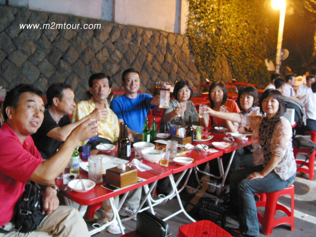 深夜の屋台、、飲ませて頂きましたね。ＹＹ　どうでしたか?　夏場、屋台での辛ラーメンの味は！？　まだまだ楽しい韓国ってもりたくさんですよ。でも、疲れた顔じゃ～～いや～