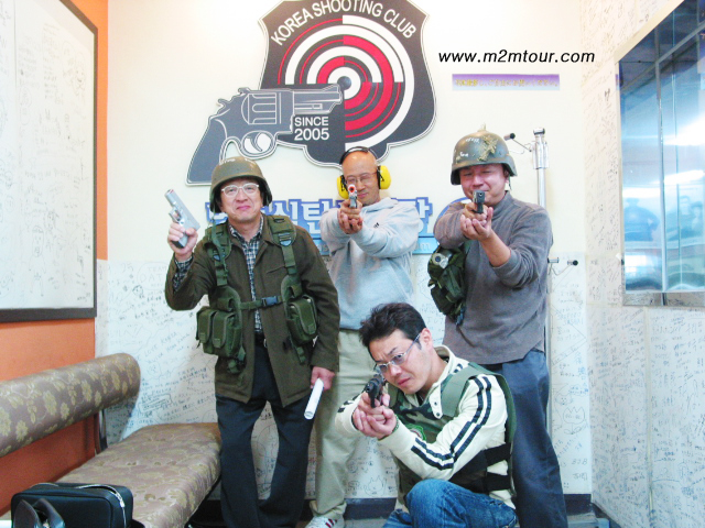 格好よくポーズをしてるんだけど、、何だか～～頼りになってません<^^y　特にどなた様とはいえ～～ん＊！＊