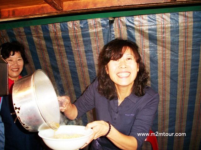 『屋台でのラーメン作り』　弊社グーガイドの初登場ですがこんな格好で宜しいかな！？　でも、楽しそうにラーメンを作ってるけど、、、果たして味はどうかな！＞＜～＊