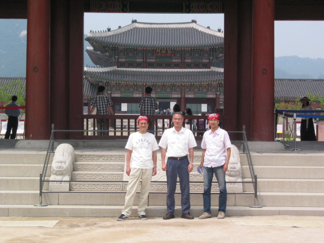 お寺と言わないでください。600年あまりの王宮です。しかし、厚かったでしょう。お疲れ様様です。