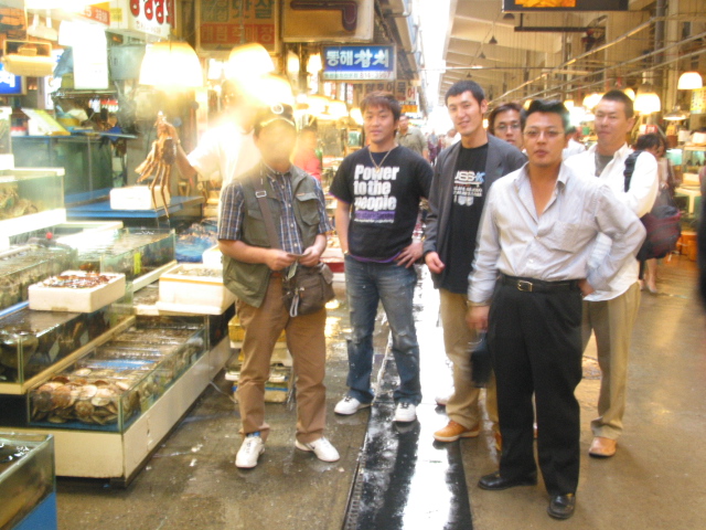 ノリャンジン水産市場の散策、、、タラバカニも生きたタコもアワビ刺しも、、、最後の海鮮鍋に締めくくる。韓国最高でしょう！