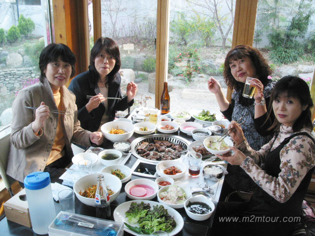 こんなに素晴らしい豚肉の焼肉屋があるなんて、、漢川がばっちり見えて、庭付きの豚肉屋。日本のお客様、、こんなところで豚肉の焼肉はいかがでしょうか?