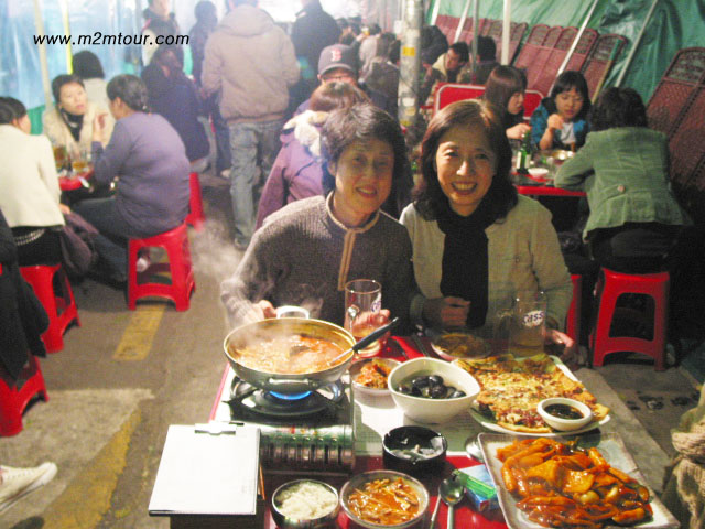 韓国屋台！ここに行くと何だか色んな話が聞けて、すぐお友達になってします。20代の皆様の話、、本当に笑いました。＾!＾＠＠楽しかったです。