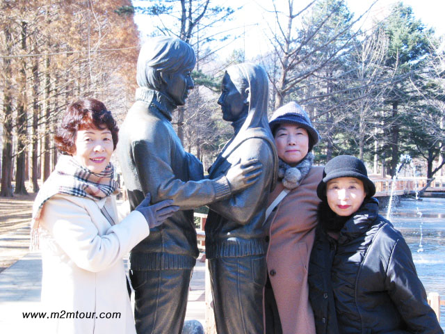 『ナミ島』にて、きつくたきしめないで、、ヨンさま痛がってるのでは、＾!＾＠　でも、こんなに愛されてヨンさまは、、幸せですね。羨ましいＴＴ