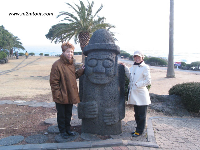 『済州島観光』　済州島を象徴するドルハルバン(石のおじいさん)の前、後ろは海、、、韓国のハワイと呼ばれるわけが分かりましたよね。