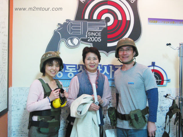 初の射撃体験！一発一発の感触、怖かったでしょう^!^！後ろで見てたんだけど誰かを想定した打ち方でしたよ。誰なのかな?怖い、、。