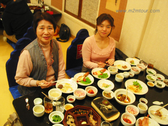 チャングムのテーマパークの終わりは韓定食に締めくくる。なかなかのスケジュールだったですね。次回は定番の食べ物ではなく韓国人が食べている食にも挑戦。