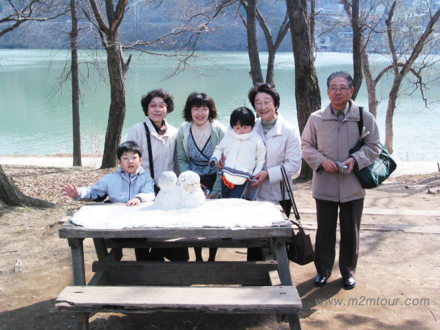 お子様二人も連れての旅行、、お父様は？お仕事だったそうですよ。でも、冬ソナロケ地のナミ島は静かで良かったですね。次回は友達同士でね。