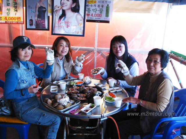 最後の締めくくりは貝焼き、海を見ながら手袋をはめて焼く焼く。空港からの帰りは寂しかったです。^!^　未だに皆様が夢に出てますよ。ガイドの後遺症かな！？笑