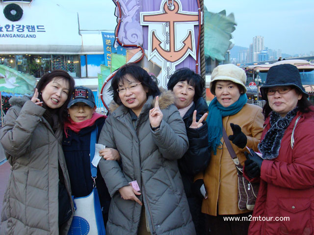 『漢川遊覧船』二度目のご利用ですね。今回は金ガイドのご案内、、、皆様全員、明るくて楽しいお嬢様で金ガイドも何だか満足してる様子ですよ。笑!^@