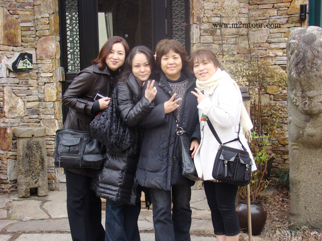 『コーヒープリンス1号店』　４人組のお嬢様、＾＾!　普段の行いが良かったので渋滞もなく行きたい所は完全制覇！これがマンツーマンツアーの良いところですかね。＾Ｖ＾！ハハハ