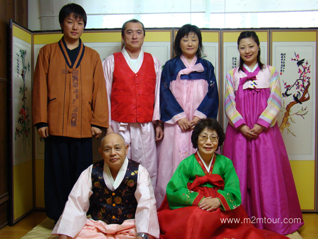 「韓服経験」　ワウ～120％韓国人に返信～チャン～!＾＠　代々に遠と残すべき写真！初体験ですけど自然すぎる、、もしかして先祖は韓国人かも～笑～＊