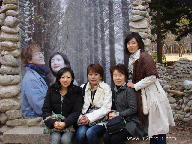 「ナミ島」ヨン様ごっこツアー^^　ジウ姫になったお嬢様の笑顔素と輝き晴らしかったです。（＾＾）ｙ　春川のタッカルビも最高でしたし、お嬢様の皆様～次回はキムタクごっこはいかが