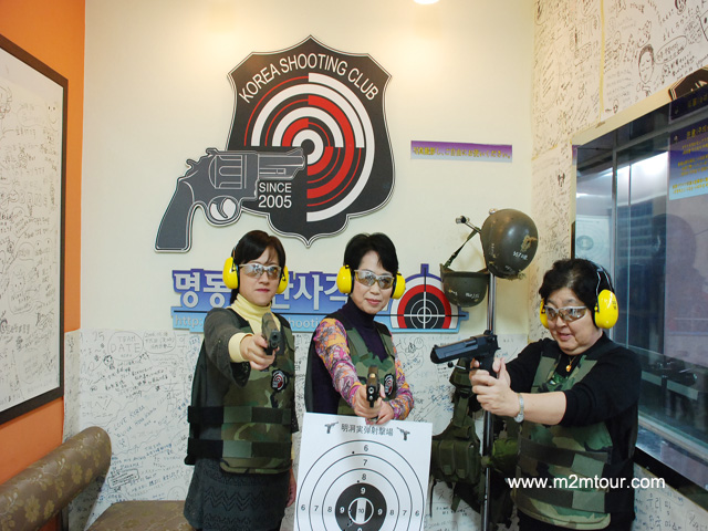 『実弾射撃場』　日ごろのストレス発散～ファァ～　姿勢は100点、果たして的中率は何％でしたっけ～秘密～＾＾