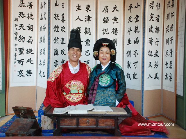 『大長今テーマパク』王様～お姫様～の登場です＾＾!　本当にお似合いの夫婦でしょう!?～皆様も必ず王様になってみてね。ところで本当に王様みたいですね。ハハハ～