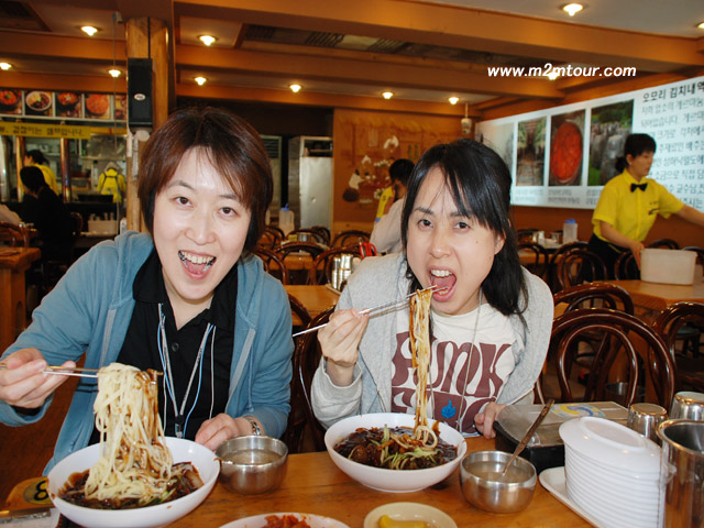 『ジャージャー麺』　あら～お嬢様がこんなに大きく口を開けて食べるなんて楽しいでしょう!＾＠　旅行はこうじゃないと～ですね。