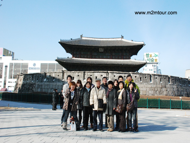 『東大門の前』国宝一号が放火でなくなり、代わりに宝物一号の東大門の前にて家族写真～＾＾＊お父さんお母さんいつまでもお元気で～再度お会い致しましょうね。＾＾～