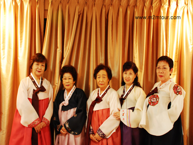 『チマチョゴリ撮影』　あら～お嬢様に変わるひと時～＾Ｃ＾～お母様いつまでもお元気で何度もご訪韓なさって下さいね。～＾＾～＊