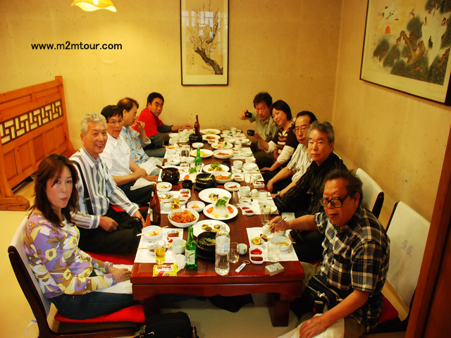 『多友韓定食』　10人の団体様でしたけどそれぞれ個性があり～久しぶりに楽しくご案内いたしました。でも～くれぐれも飲みすぎにはきをつけましょう！？TT～＊