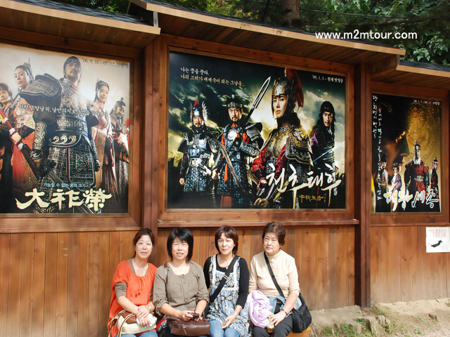 『テジョヨンのロケ地ツアー』後姿は20代のお嬢様達のお陰様でた・の・し・かったです。1日５００ｋｍ走りましたけどお体は大丈夫ですか！？次回はジュモンのロケちですよ。