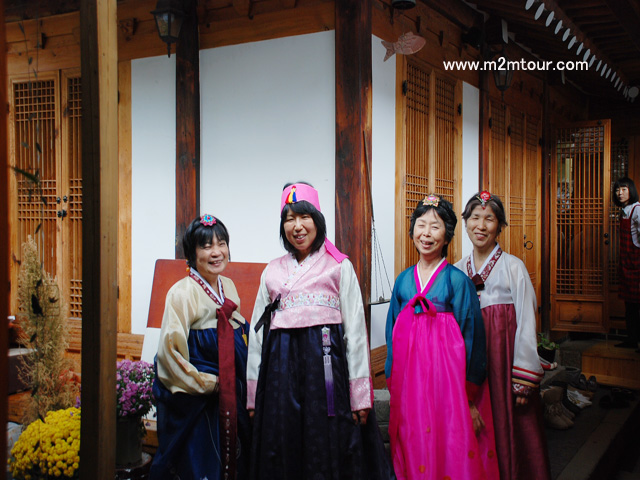 『チマチョゴリ＆キムチ体験』　韓国ドラマから韓国が好きになって今は色んな韓国文化にも触れてるお嬢様の姿は綺麗そのものでした。＾Ｃ＾＊