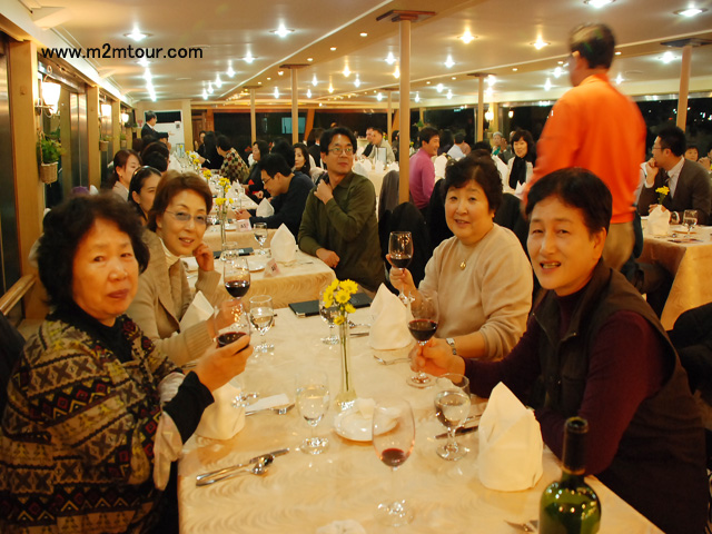 『漢江遊覧船のバイキング』　華やかなソウルの夜景、、、その中で食べる韓国のバイキング！ショーもあり贅沢なひと時はここにて＾＾