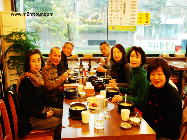 『漢南ソルロンタン』同級生の集まり、、、高校生の思い出も沢山あり、、、ここでは言えないけど～＾＾　末永く青春時代のお付き合いをしていただきたいです。＾！＾～