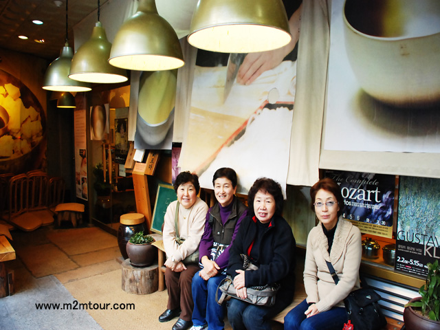 『金氏ドマ』　リュウシウォンさん叔母さんがやってるお店、、、品があり味もよく、、、皆満足のお顔ですね。