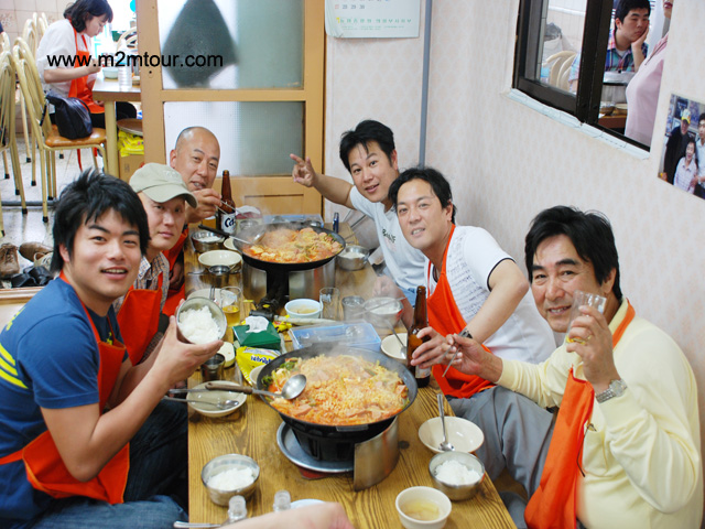 部隊鍋、、、この食べ物が感動を与えてくれたものです。安くて美味しくて、、、チャンイスルと飲むと最高！