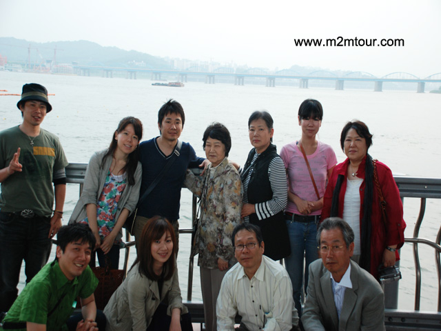 『盤浦大橋噴水』3代家族揃いのソウル旅、、、そこには心あり、暖かさあり、笑いありがあり～超羨ましい～お母様来年もお元気な姿でお会いしましょうね。＾＾