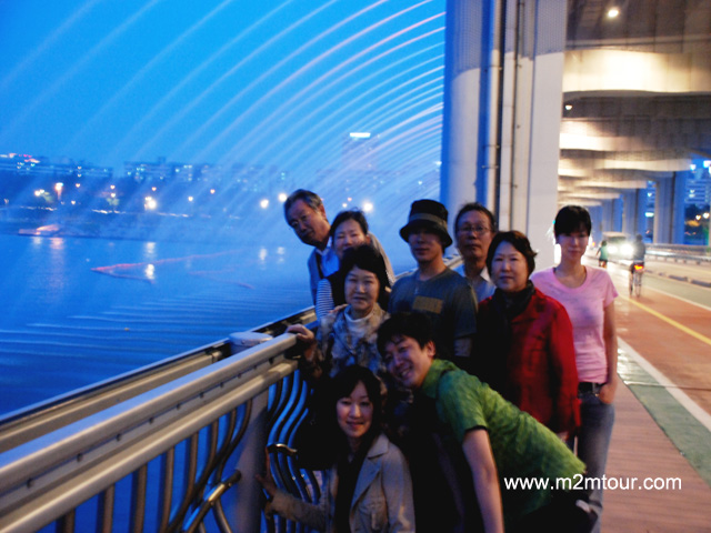 『盤浦大橋噴水』　色鮮やかな噴水を眺めながらほんのり聞こえてくるK-POP、、、思わず愛の告白を～ここでね。＾＾