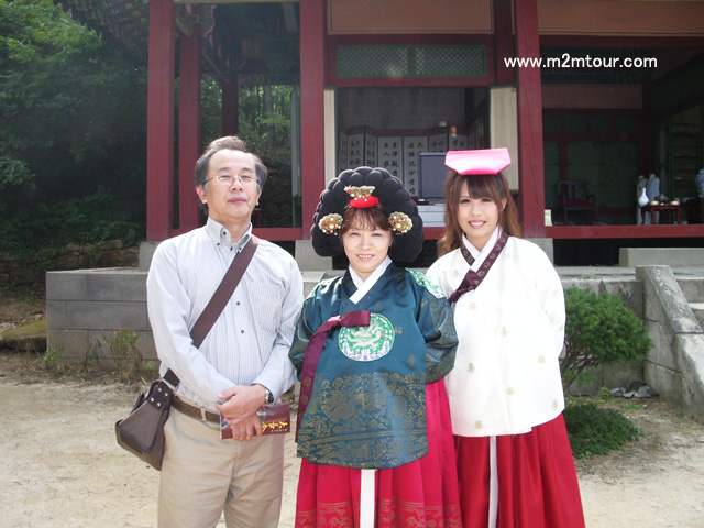 『大長今テーマパーク』　せっかくだったのにお父さんも王様の服を着て写真取れば良かったのに～ＴＴ～でも、お母様お嬢様凄くお似合いですよ。＾＾