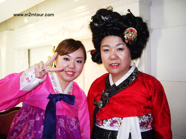 『韓服記念撮影』　3代ご家族の韓国旅行。観光地あり、買い物あり、ロケ地ありの1日のみのご案内でしたけどご満足・満喫でしたよね。＾＾!!
