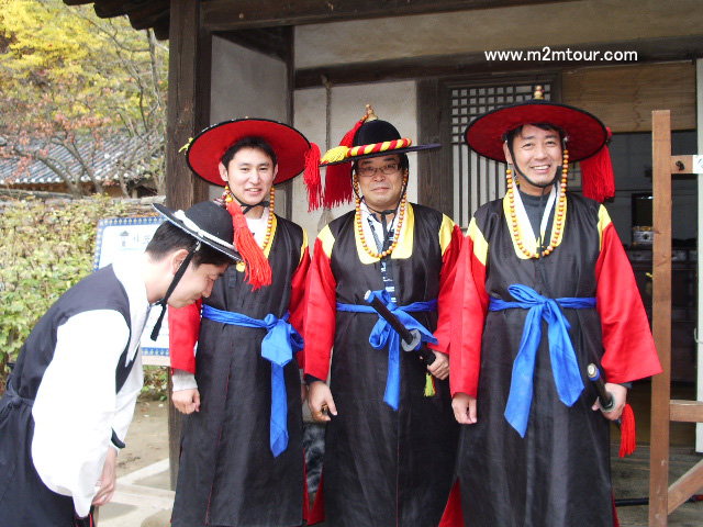 『韓国民族村』　何となく似合うようでどこか変です。＾＾～　でも、思わず笑えますわ。＾Ｃ＾