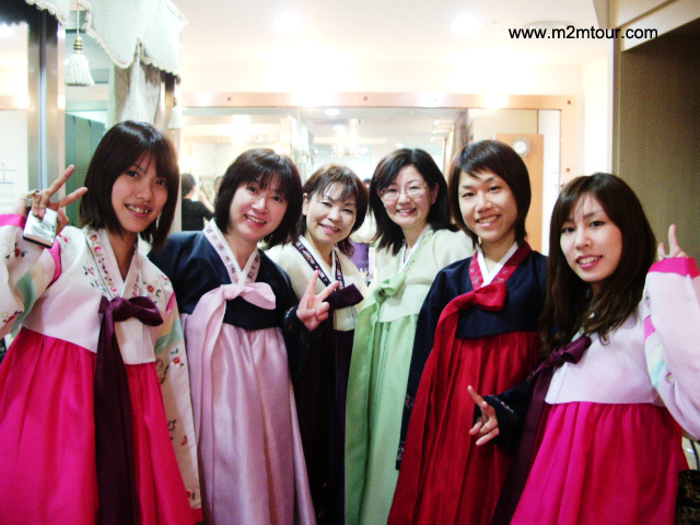 チマチョゴリ体験～＾＾韓国のお嬢様に変身したんですが凄くお似合いです。もしかして韓国人ではありませんか!?ハハハ