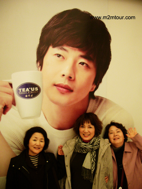 素敵な俳優さんですね。共にするコーヒーの味は格別だったでしょう!?　ところで化粧品は買ってやったんですか!?＾＾